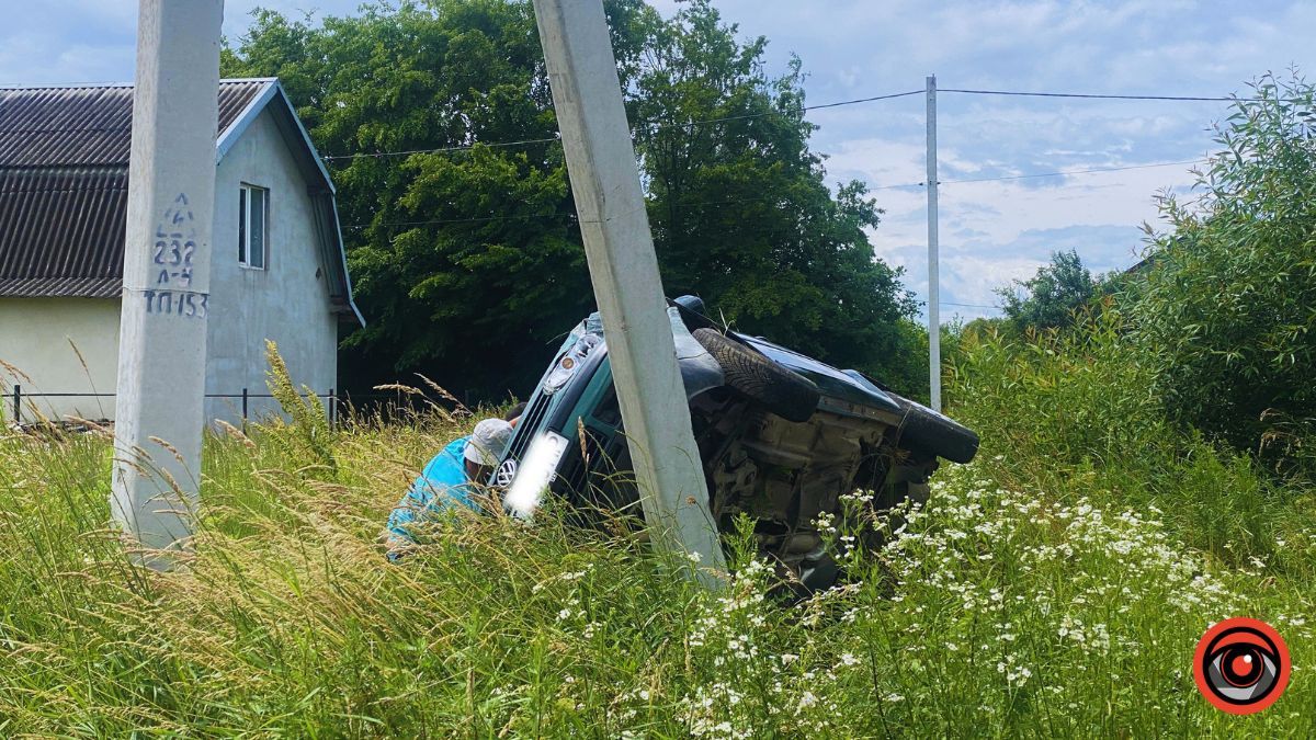 На вулиці Довбуша в Коломиї авто злетіло у кювет 1