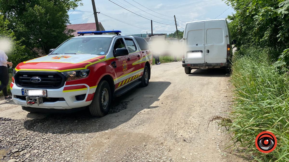 У приватному секторі Коломиї перекинувся навантажувач 3