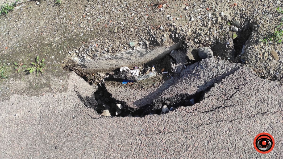 На вулиці Мазепи утворилася небезпечна яма 2