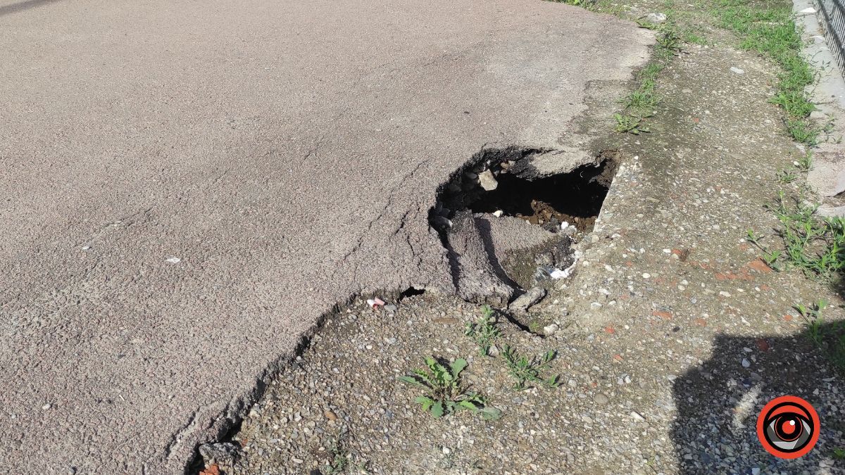 На вулиці Мазепи утворилася небезпечна яма 1