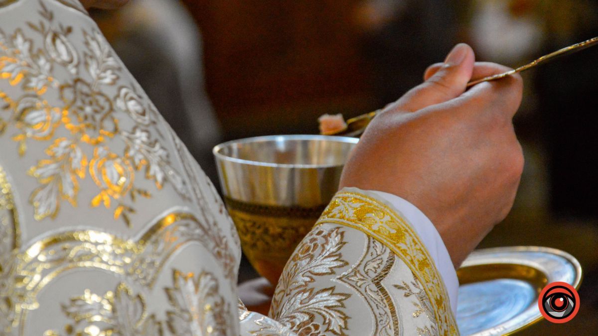 Торжественне поклоніння пречистим Тайнам Тіла і Крові Господа нашого Ісуса Христа у Святомихайлівському соборі | Фоторепортаж 6