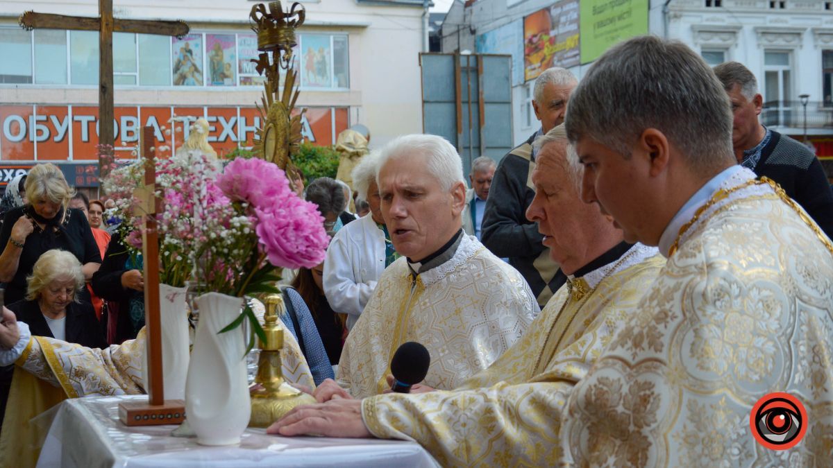 Торжественне поклоніння пречистим Тайнам Тіла і Крові Господа нашого Ісуса Христа у Святомихайлівському соборі | Фоторепортаж