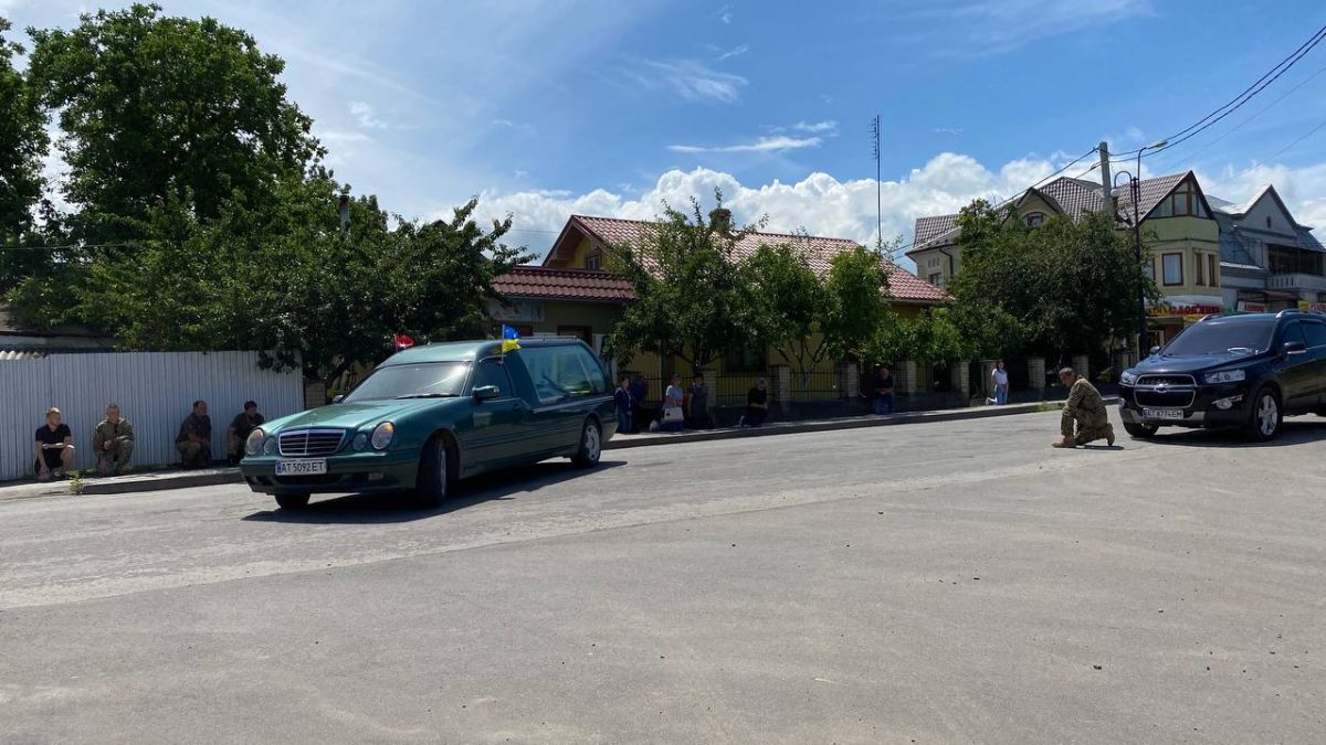 Городенківська громада зустріла загиблого Героя Романа Осадчука 1