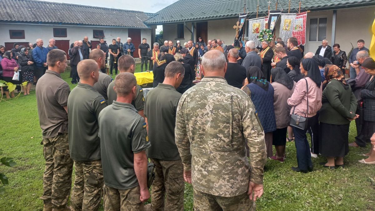 Гвіздецька громада провела в останню дорогу Героя Василя Джамана 1