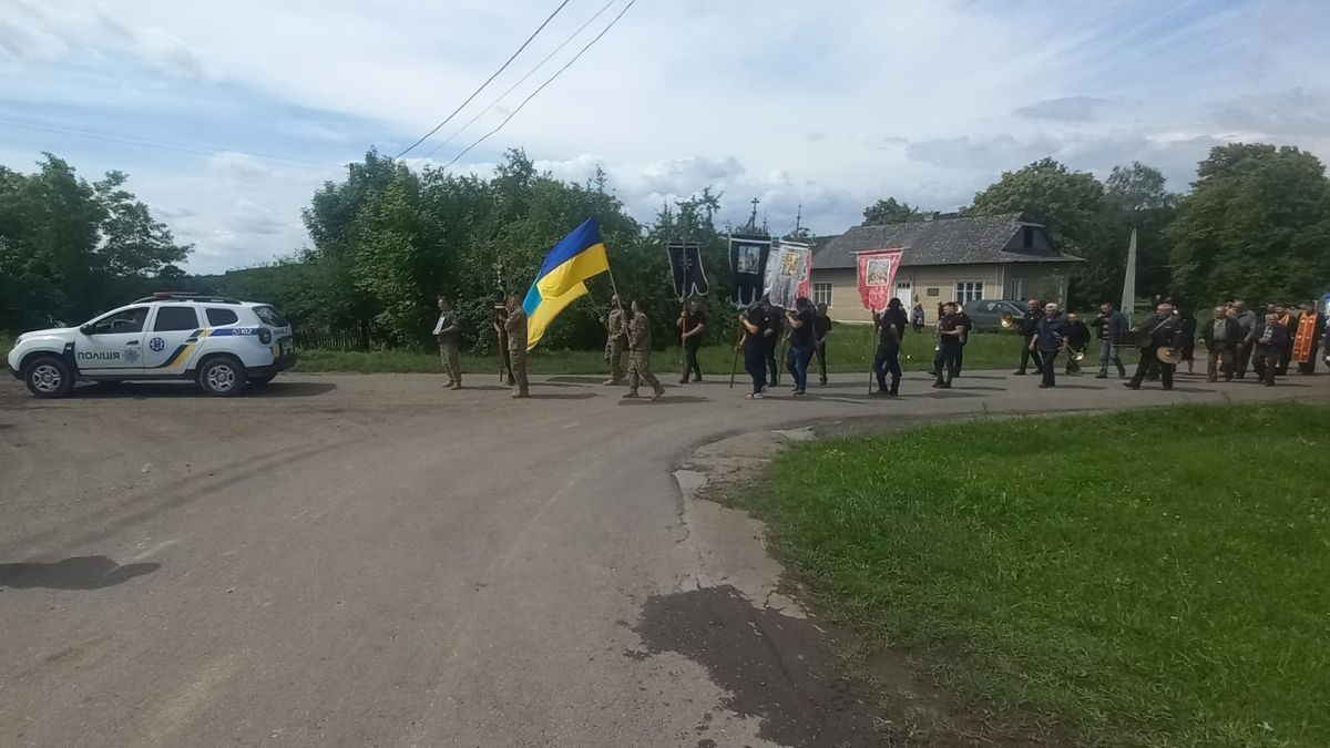 Гвіздецька громада провела в останню дорогу Героя Василя Джамана 3