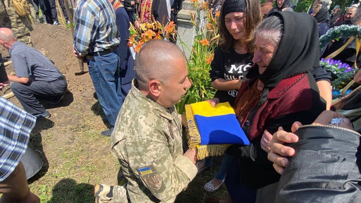 У Городенці провели в останню дорогу Героя Дмитра Демчука 10
