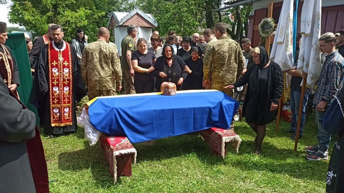 Печеніжинська громада провела в останню дорогу Героя Станіслава Будківського 1