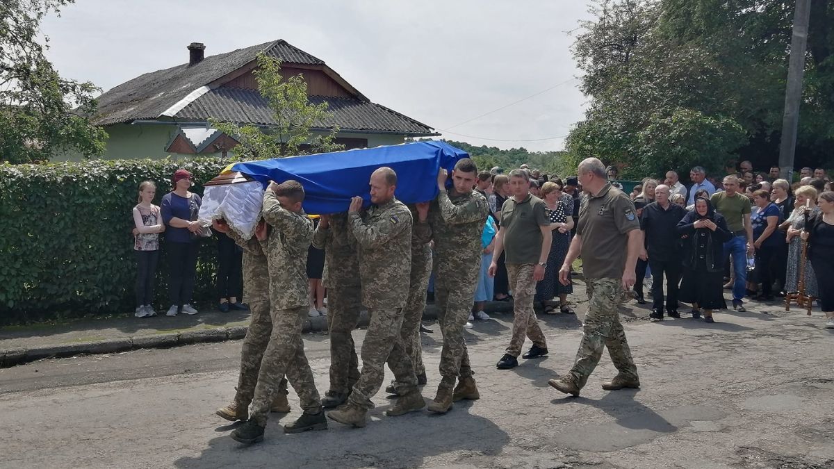 Печеніжинська громада провела в останню дорогу Героя Станіслава Будківського 3