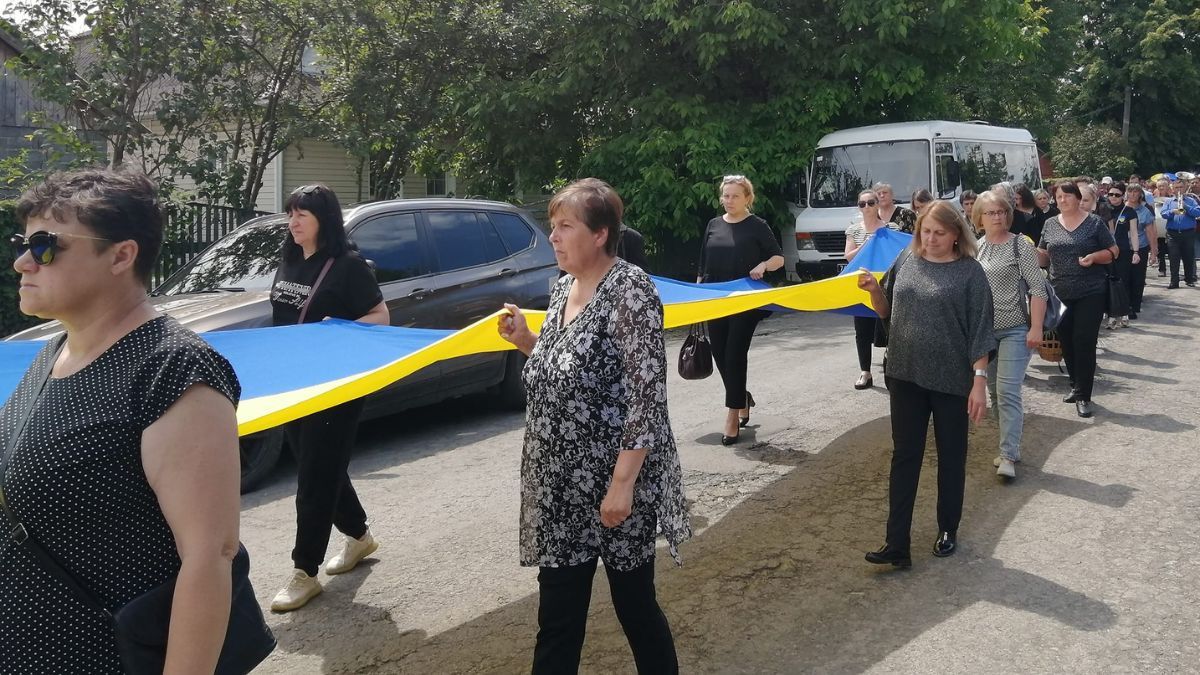 Печеніжинська громада провела в останню дорогу Героя Станіслава Будківського 4