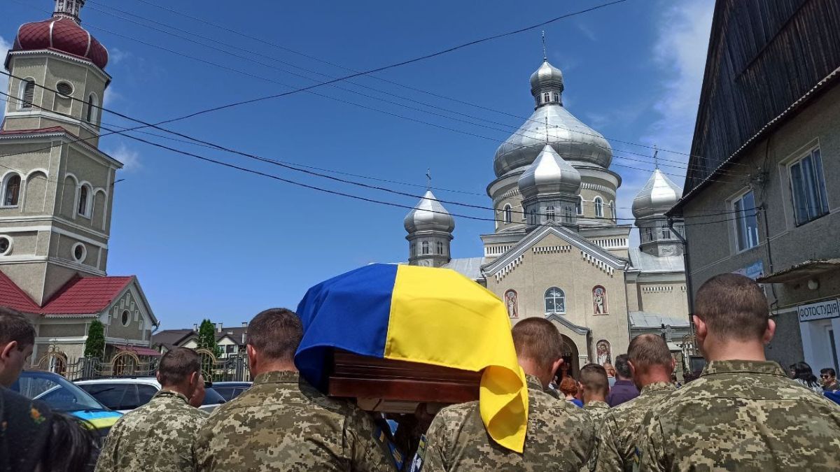 Печеніжинська громада провела в останню дорогу Героя Станіслава Будківського 5