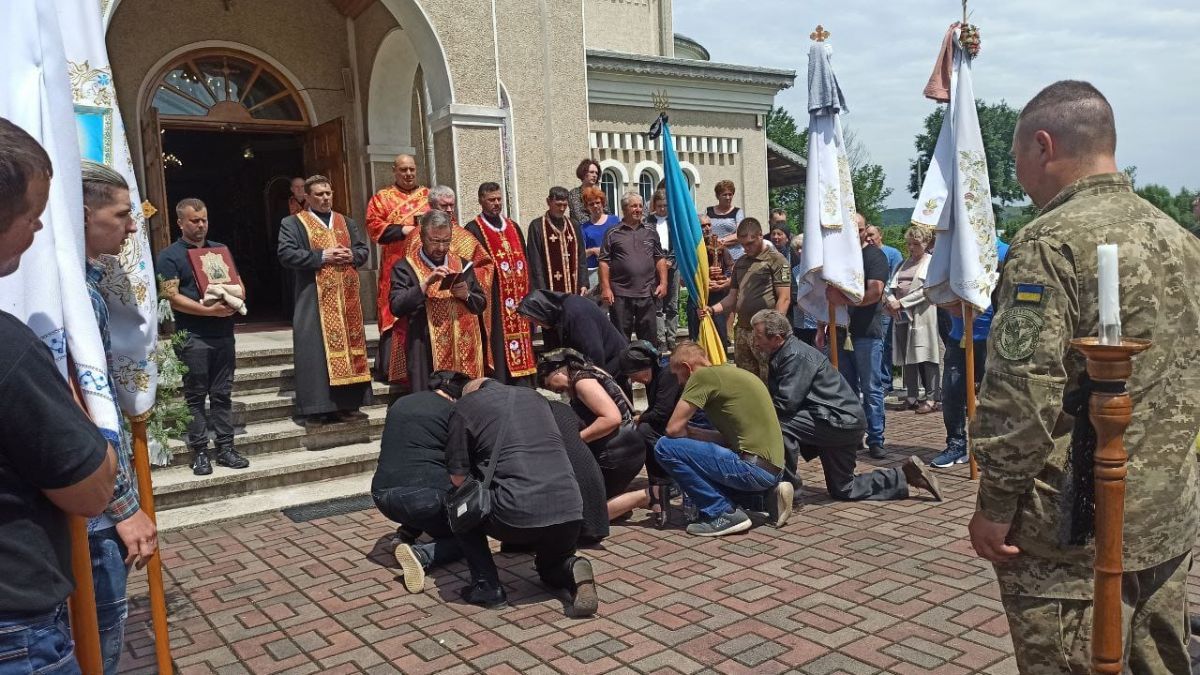 Печеніжинська громада провела в останню дорогу Героя Станіслава Будківського 6