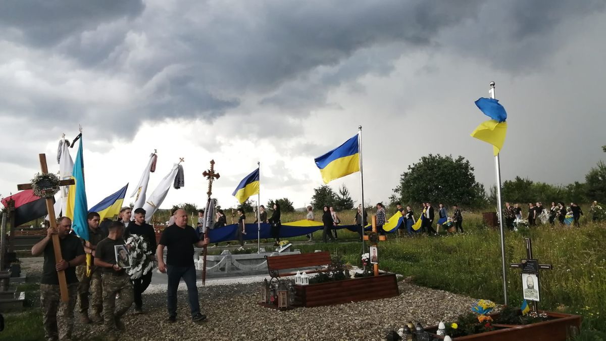 Печеніжинська громада провела в останню дорогу Героя Станіслава Будківського 7