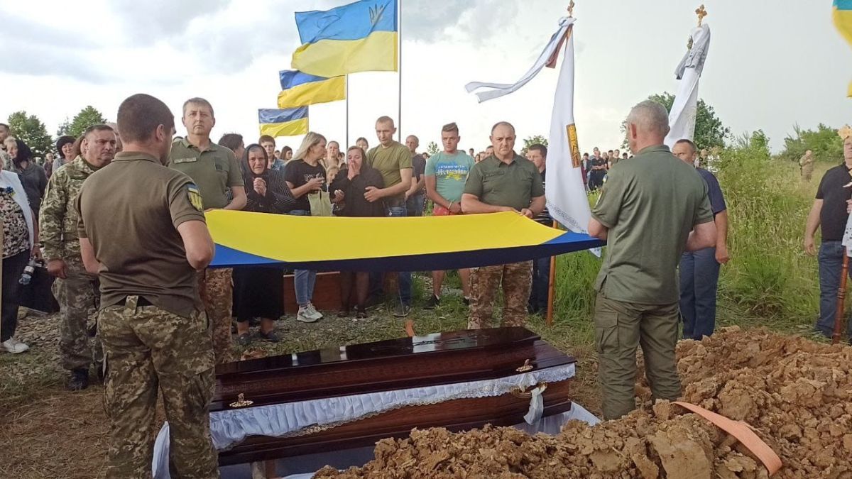 Печеніжинська громада провела в останню дорогу Героя Станіслава Будківського 8