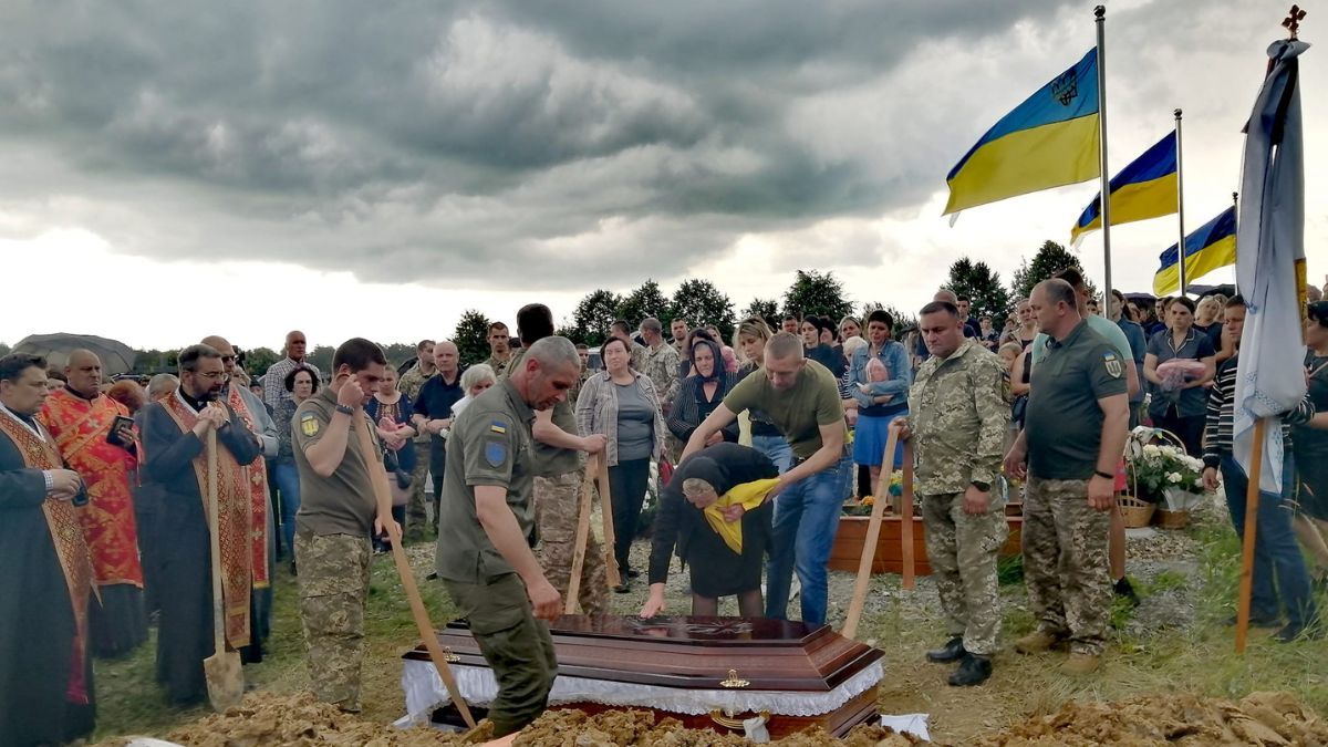 Печеніжинська громада провела в останню дорогу Героя Станіслава Будківського