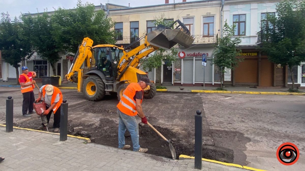 Біля ратуші в Коломиї проводять ремонтні роботи: рух перекрито 2