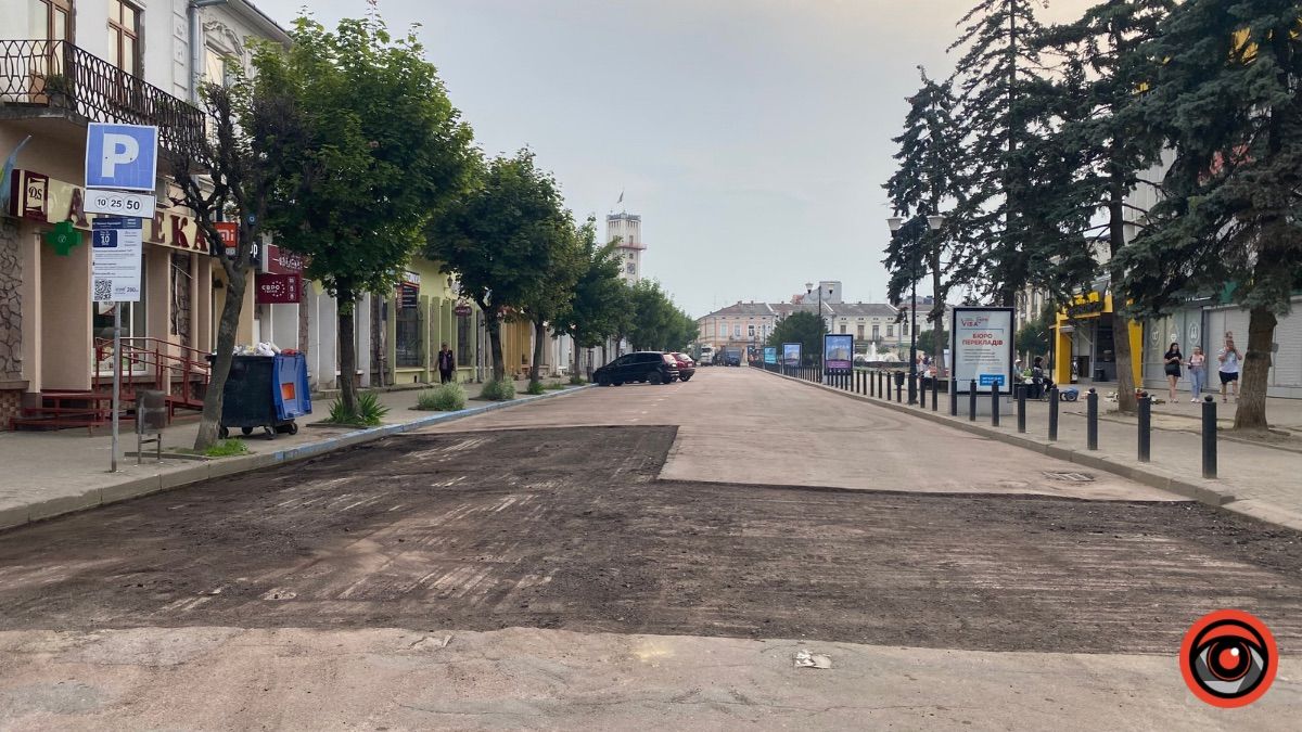 Біля ратуші в Коломиї проводять ремонтні роботи: рух перекрито 4