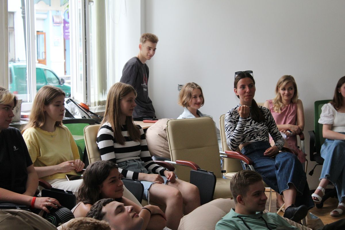 Молодь Коломиї зустрічалась із випускниками Української Академії Лідерства 5