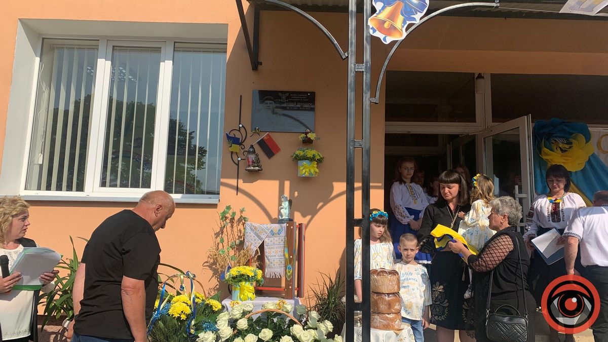 У Годи-Добровідській гімназії відкрили меморіальну дошку загиблому Герою Андрію Луканюку 3