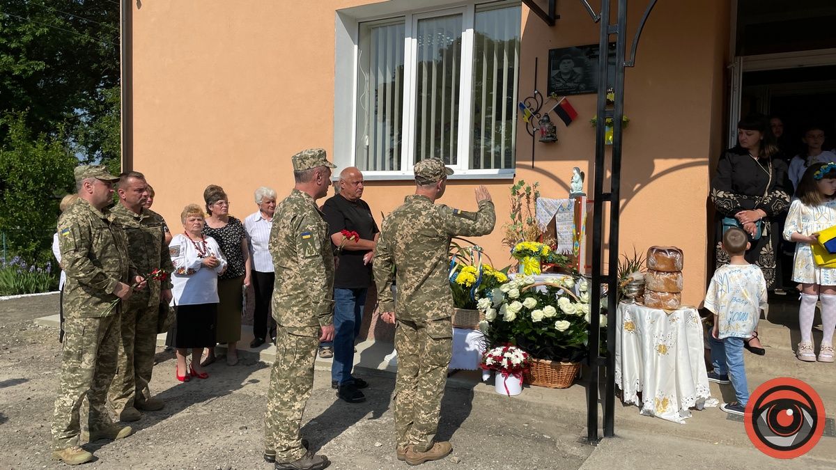 У Годи-Добровідській гімназії відкрили меморіальну дошку загиблому Герою Андрію Луканюку 10