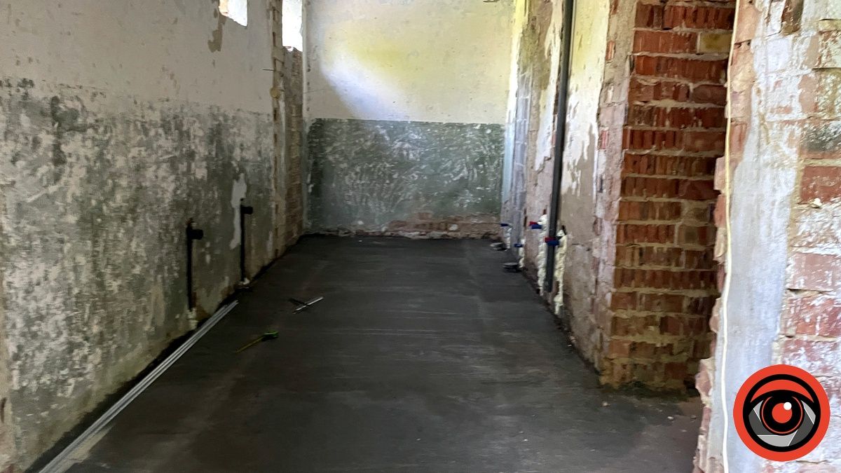 Бригада підрядника взялася до ремонту вбиральні в міському парку Коломиї 2