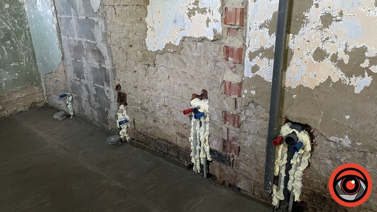 Бригада підрядника взялася до ремонту вбиральні в міському парку Коломиї 1