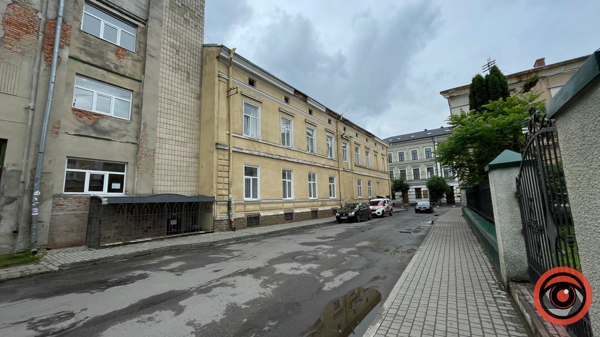 Цегельня Рамлера, перші будинки та зведення в'язниці: історія вулиці Павлика 1