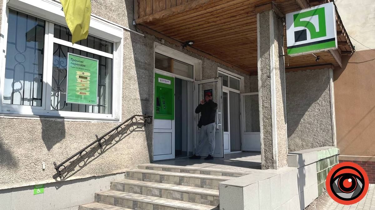 Чи можливо потрапити людям на візках у відділення ПриватБанку в Коломиї | ІНКЛЮЗІЯ