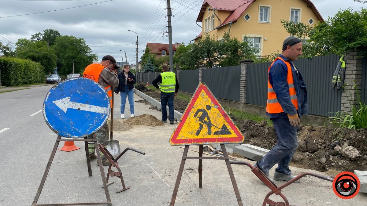 На вулиці Міцкевича у Коломиї облаштовують тротуар 1