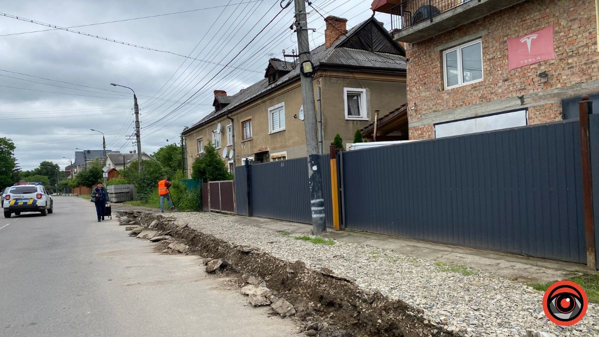 На вулиці Міцкевича у Коломиї облаштовують тротуар 4