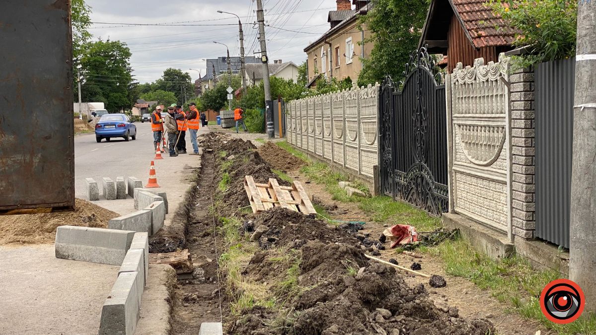 На вулиці Міцкевича у Коломиї облаштовують тротуар 3