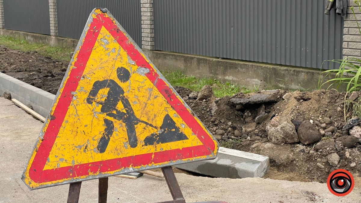 На вулиці Міцкевича у Коломиї облаштовують тротуар