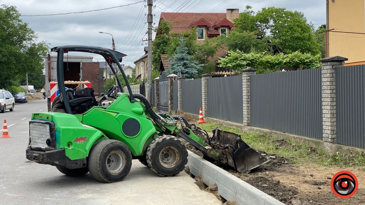 На вулиці Міцкевича у Коломиї облаштовують тротуар 2