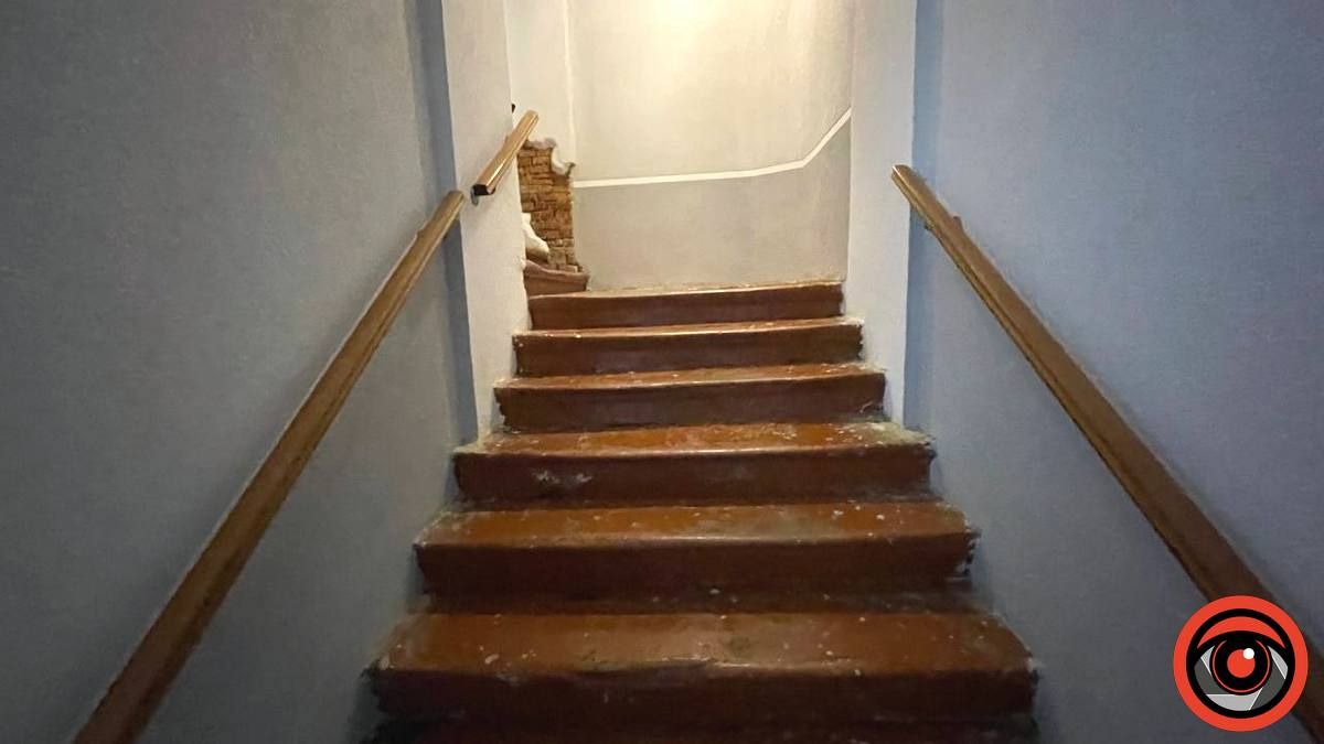 Прибрали: сходи у Коломийській ратуші вже чисті 2