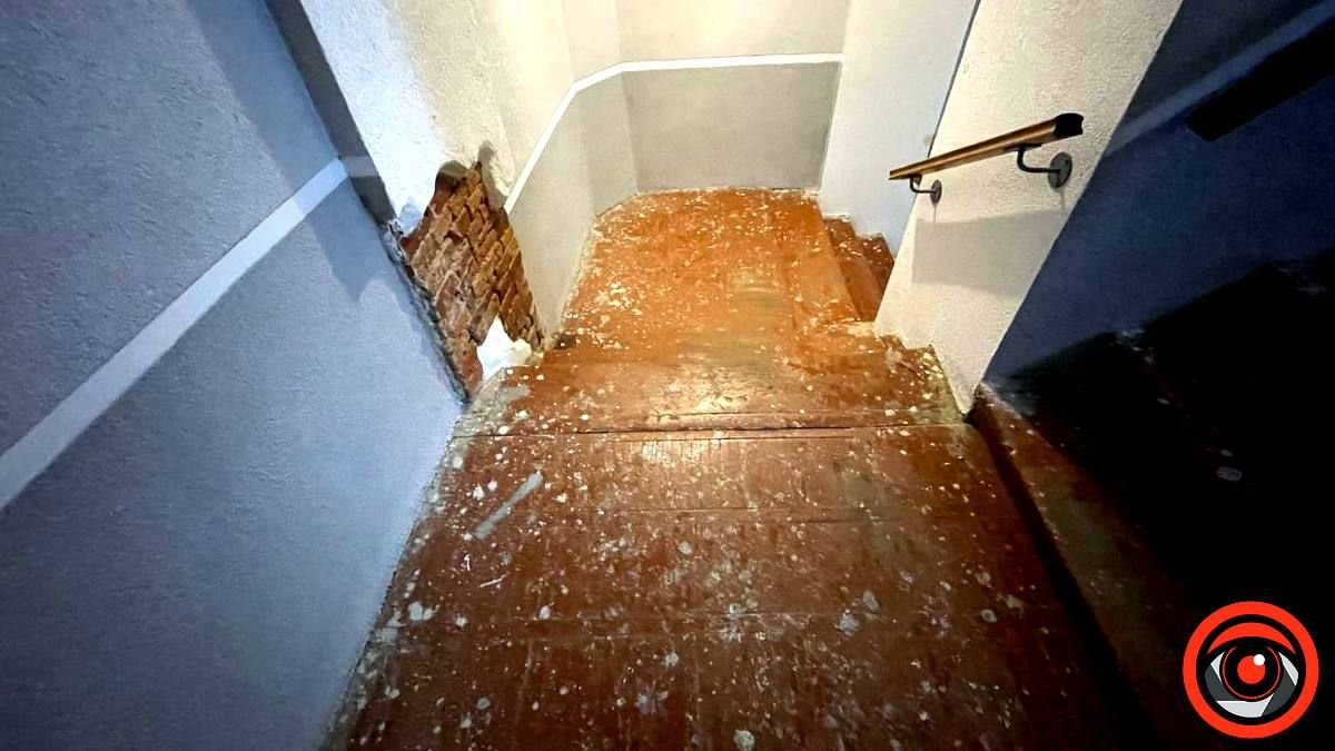 Прибрали: сходи у Коломийській ратуші вже чисті 1