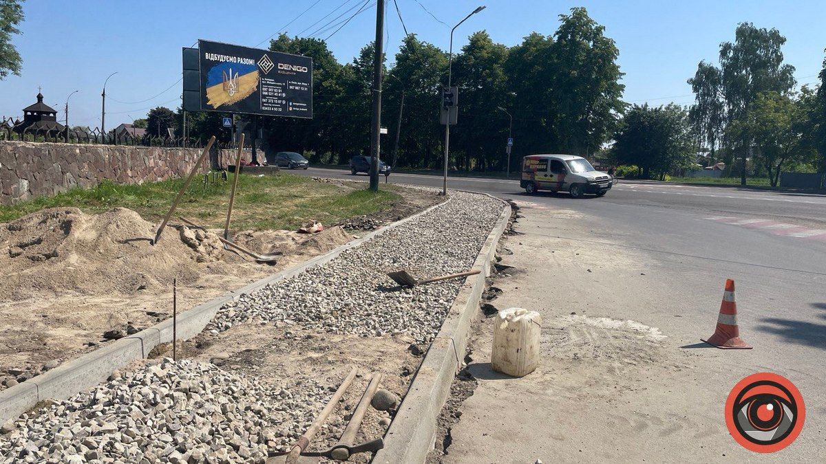 Біля кладовища "Монастирок" облаштовують нові тротуари 1
