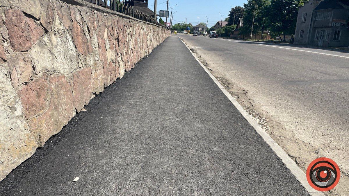 Біля кладовища "Монастирок" облаштовують нові тротуари 2