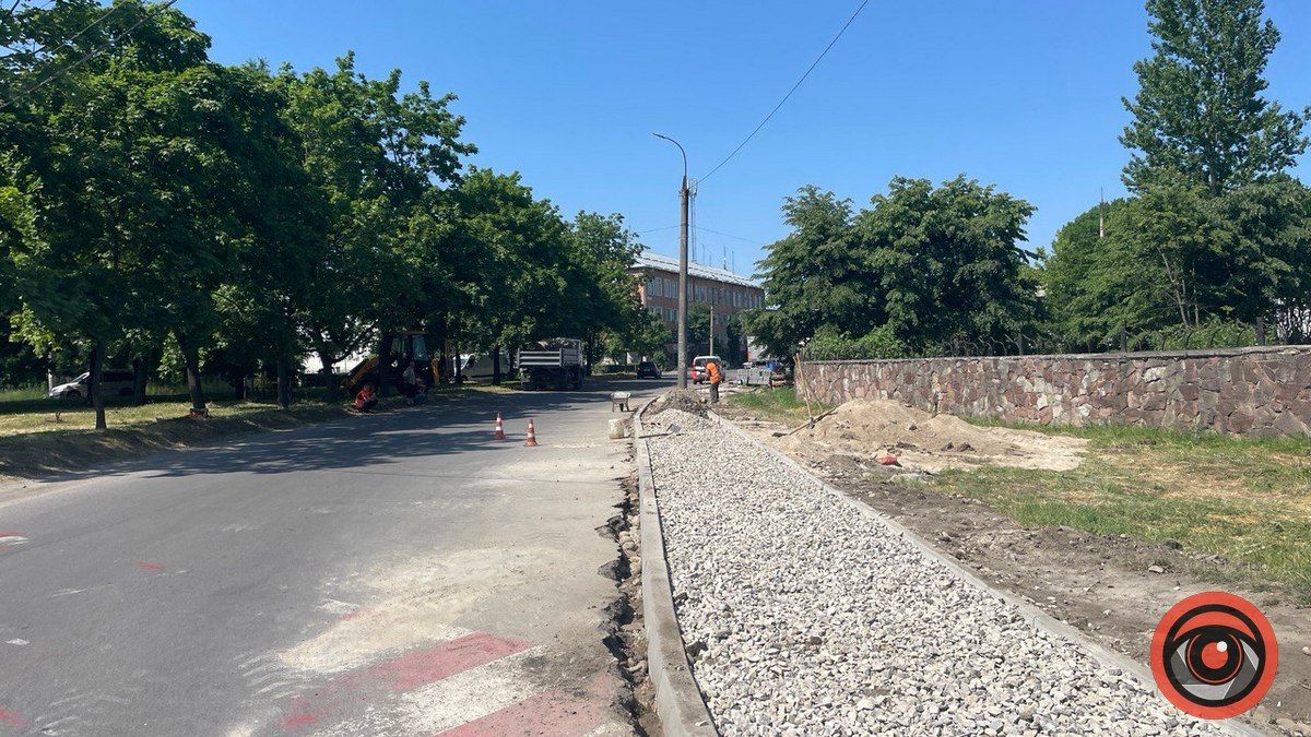 Біля кладовища "Монастирок" облаштовують нові тротуари 3