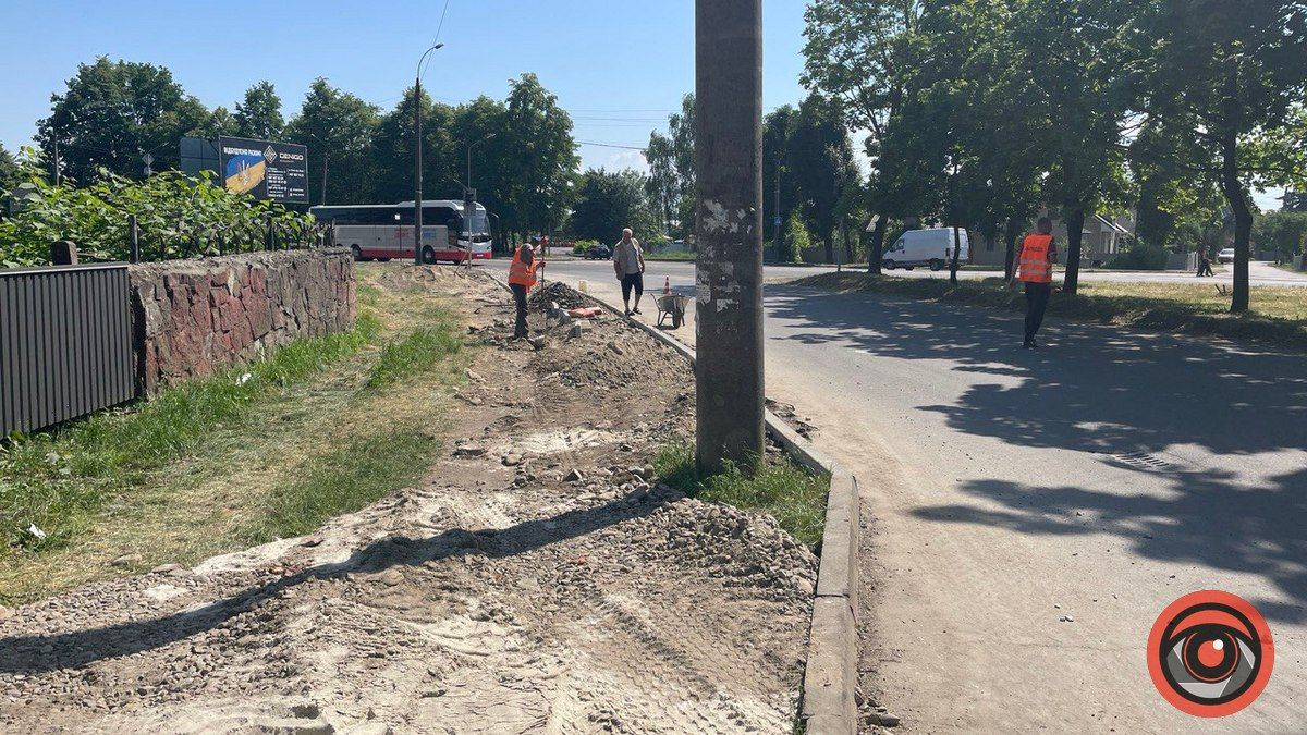 Біля кладовища "Монастирок" облаштовують нові тротуари 4