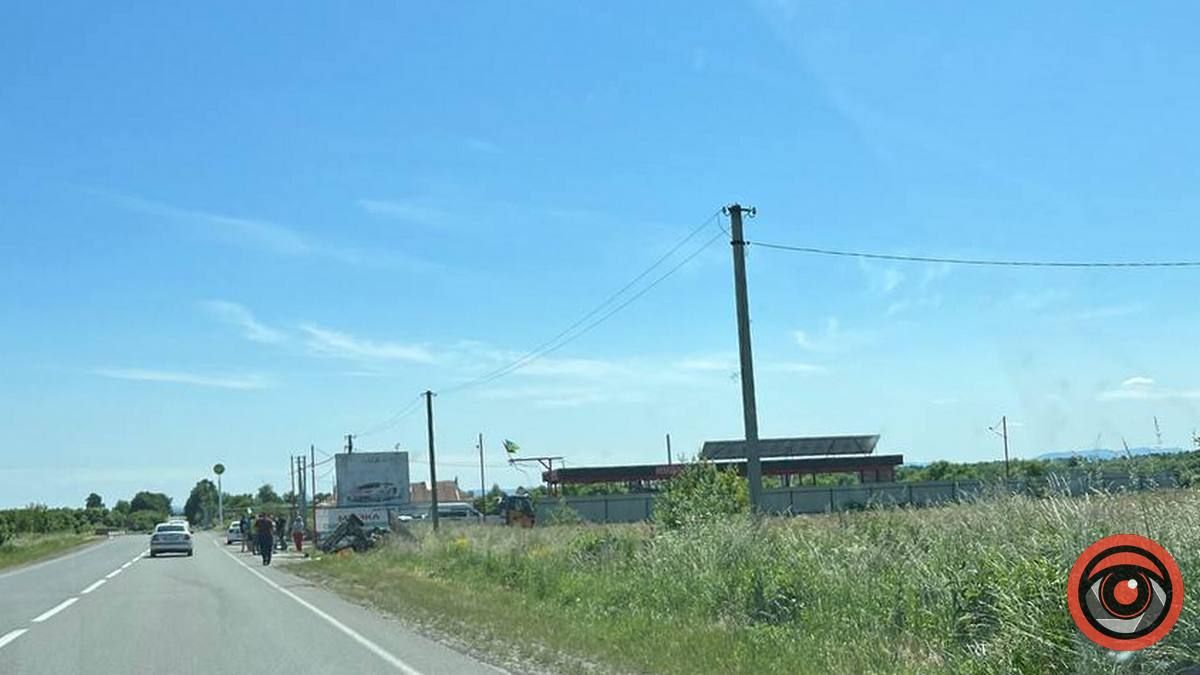 ДТП під Отинією: автомобілі опинилися в кюветі 1