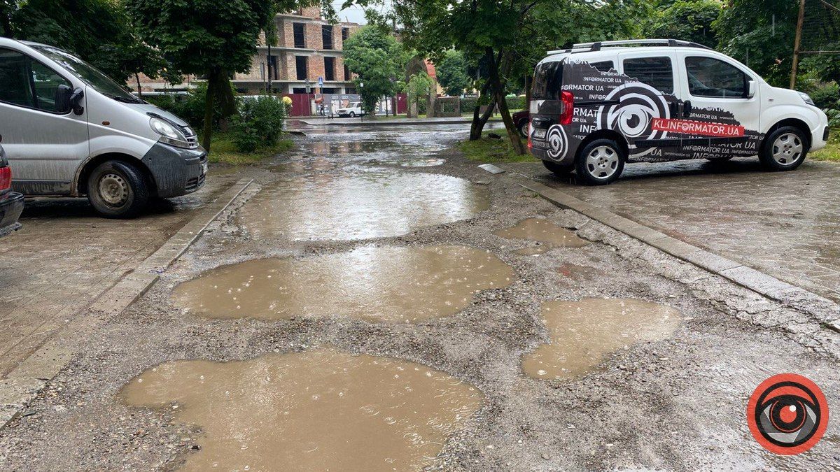 Проїзд до багатоповерхівки на Січових Стрільців, 39 потребує ремонту 1