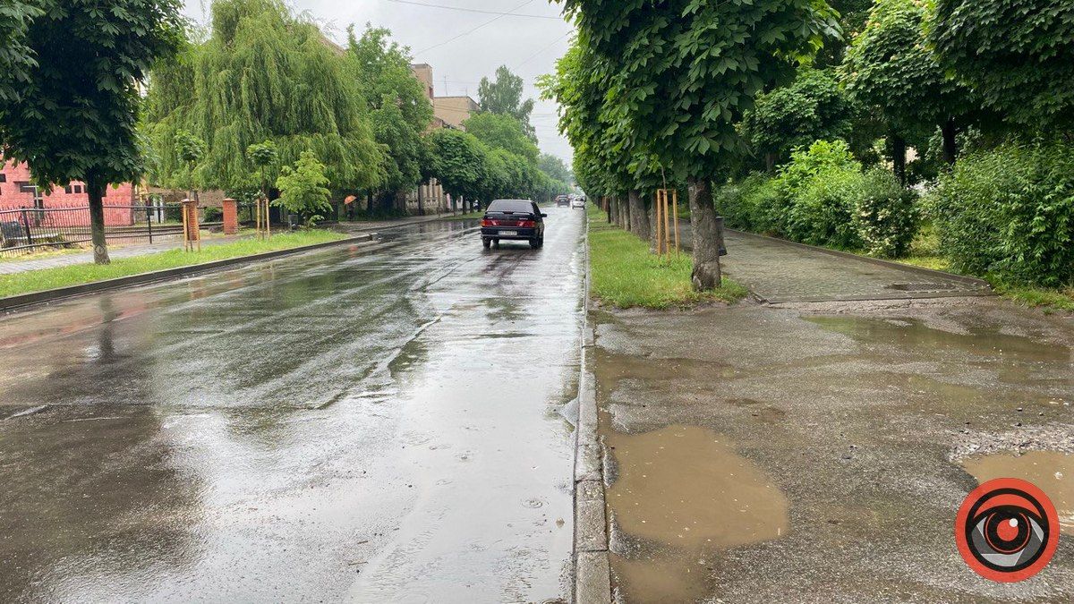 Проїзд до багатоповерхівки на Січових Стрільців, 39 потребує ремонту 3