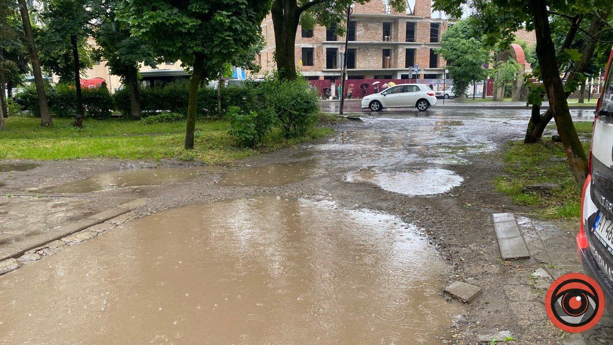 Проїзд до багатоповерхівки на Січових Стрільців, 39 потребує ремонту 2