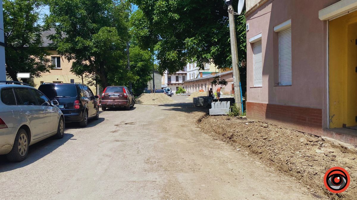 На вулиці Нагірного ремонтують тротуар за понад 1 млн грн 1