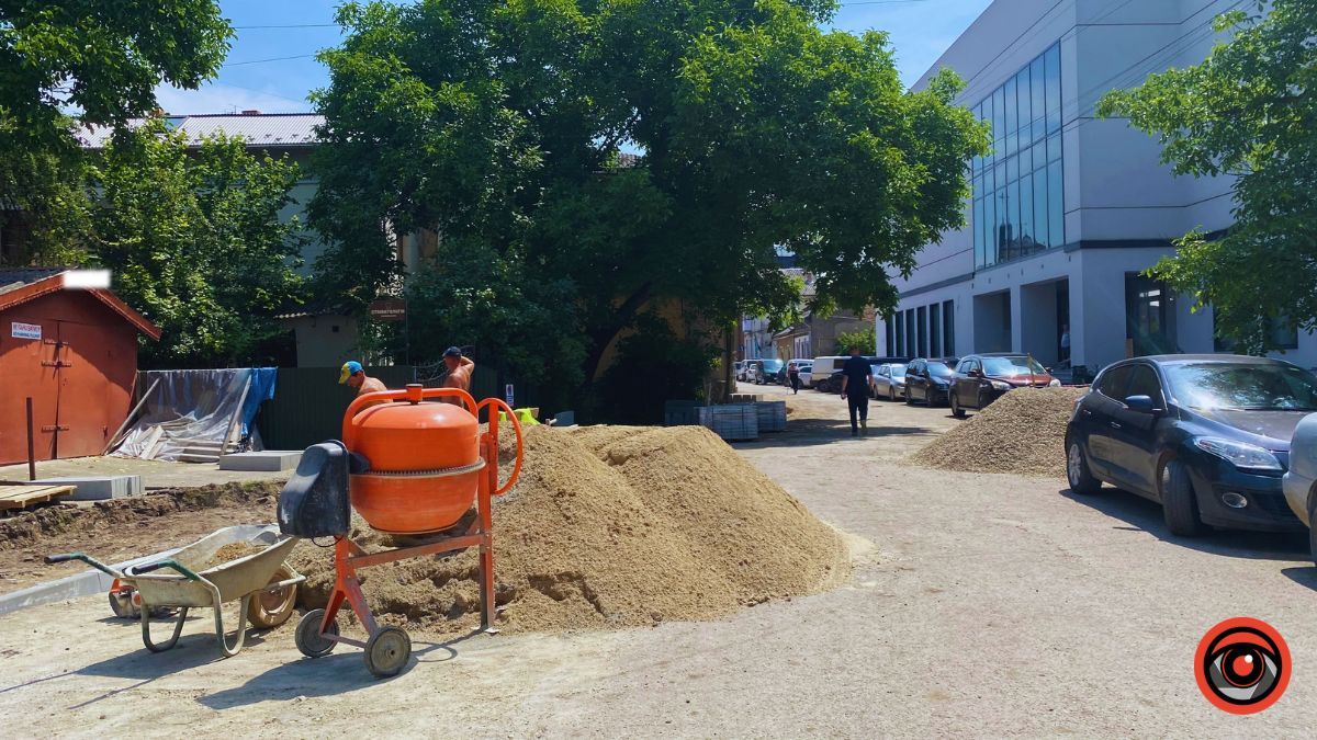 На вулиці Нагірного ремонтують тротуар за понад 1 млн грн