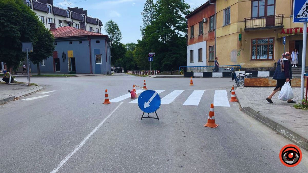 На вулиці Тарабалки в Коломиї поновлюють дорожню розмітку