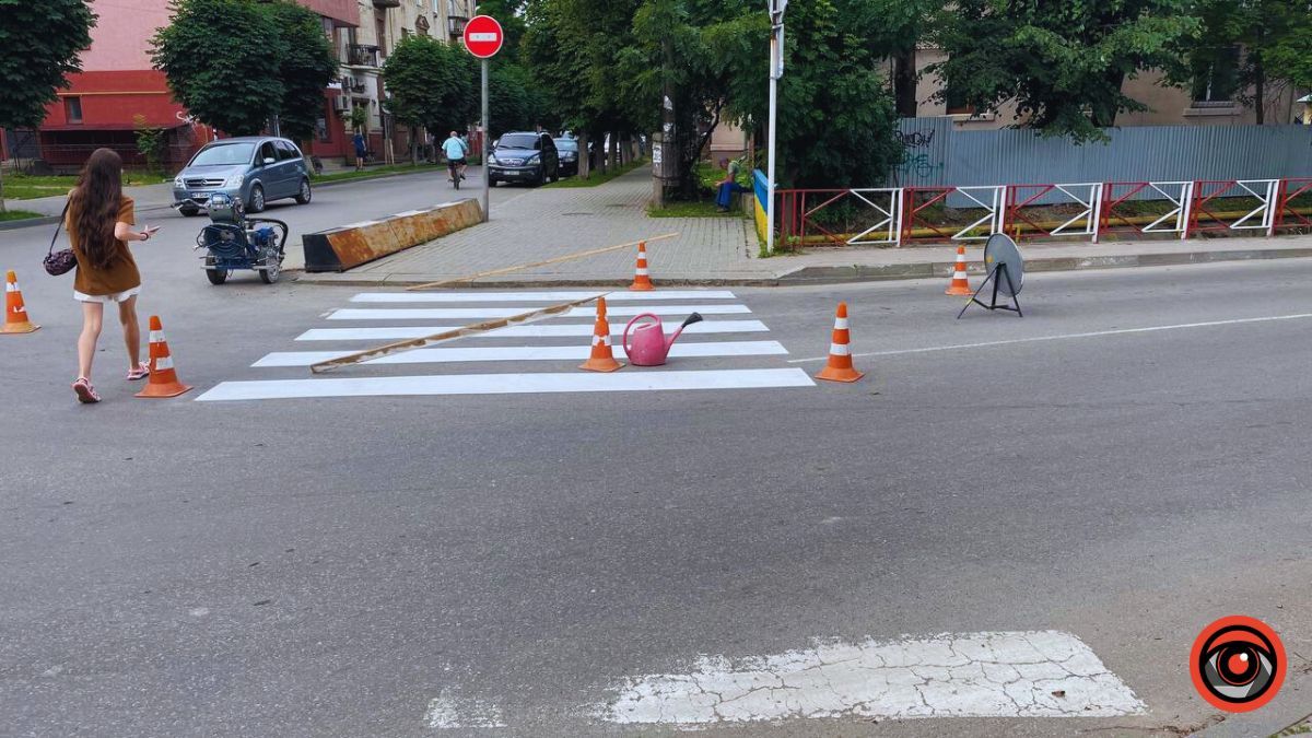 На вулиці Тарабалки в Коломиї поновлюють дорожню розмітку 1