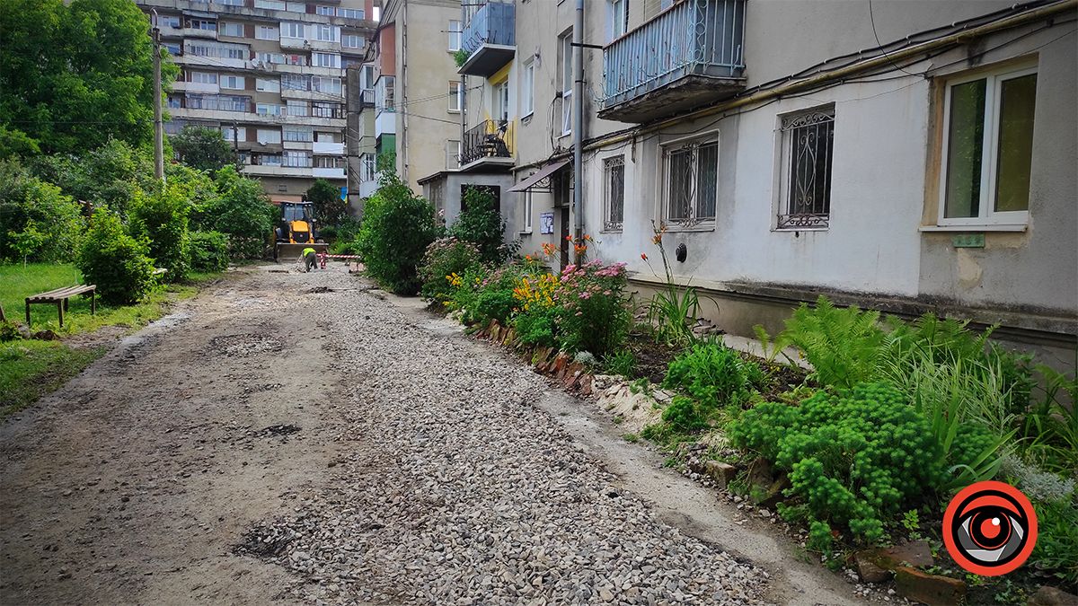 Біля двох будинків на вул. Січових Стрільців ремонтують мережі 5