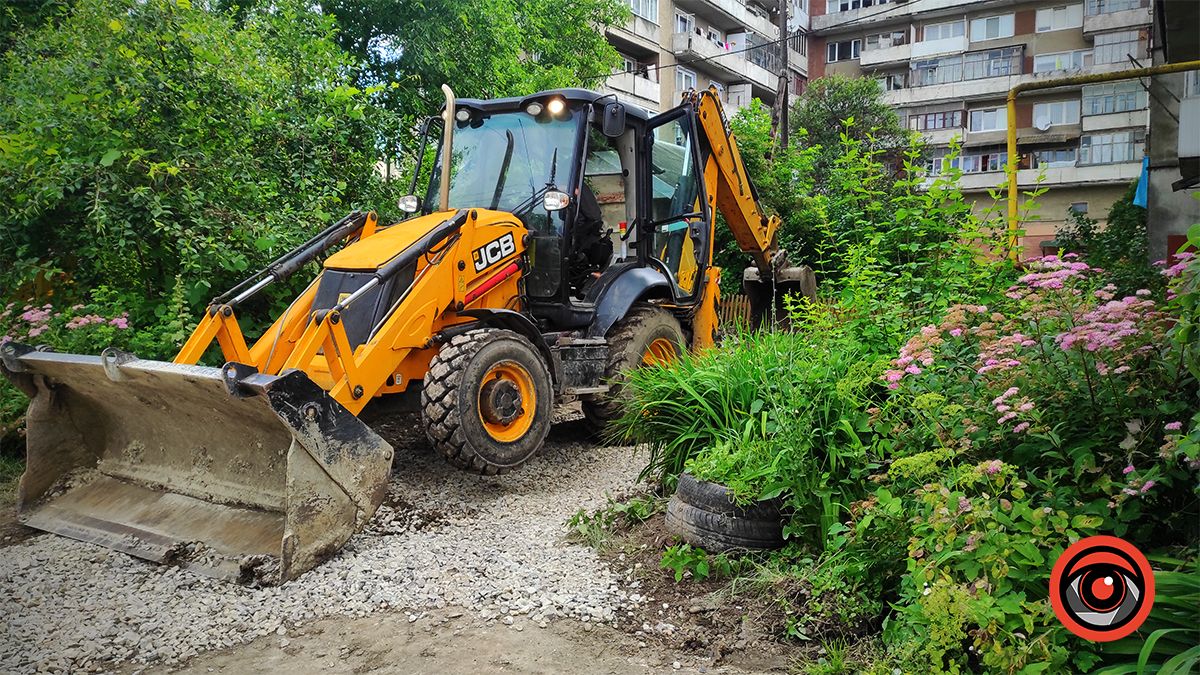 Біля двох будинків на вул. Січових Стрільців ремонтують мережі 6