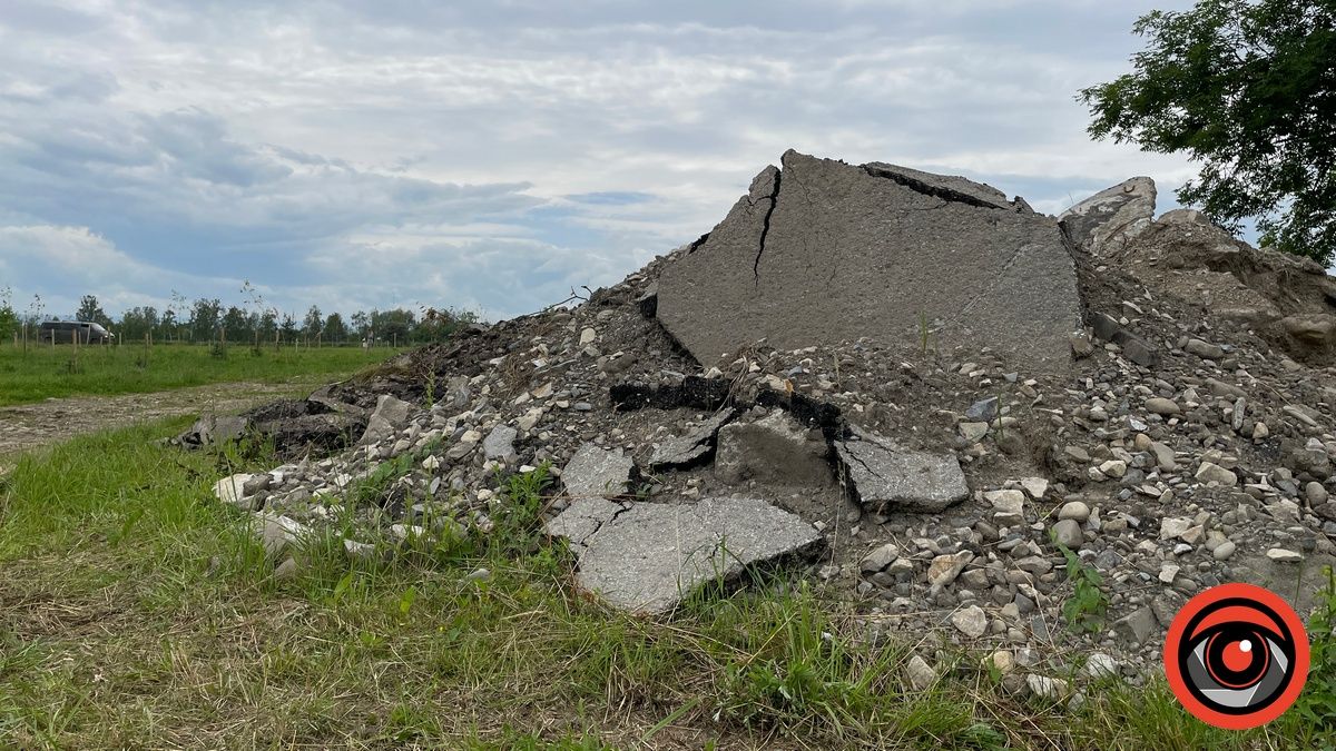 Рекреаційна зона чи звалище? Біля Шевченківського озера звозять тонни відходів