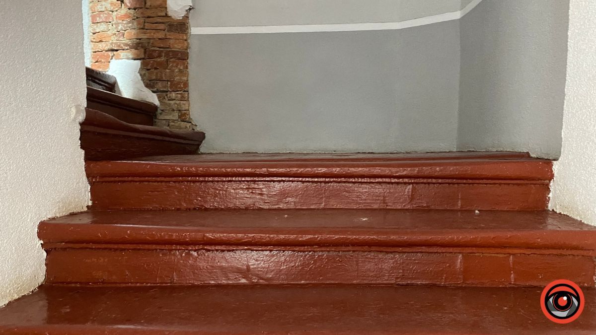 Прибрали: сходи у Коломийській ратуші вже чисті 4